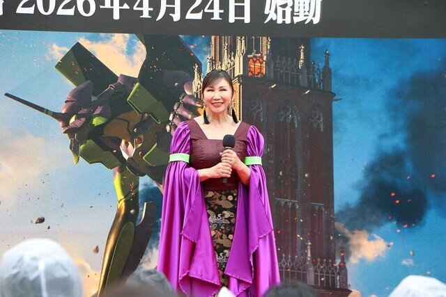 『エヴァ』ファンの前に歌手・高橋洋子が登場&生歌披露! 長崎「ハウステンボス」で新たなアトラクション開始
